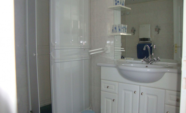 Salle d'eau avec douche (2 identiques au 1er étage)